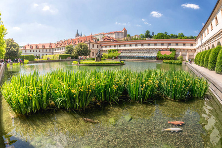 在瓦伦斯坦花园的一个池塘与大力神的喷泉。布拉格, 捷克共和国