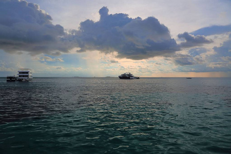 美丽的日落景色在印度洋, 马尔代夫。一些船在地平线上。神奇的自然景观背景