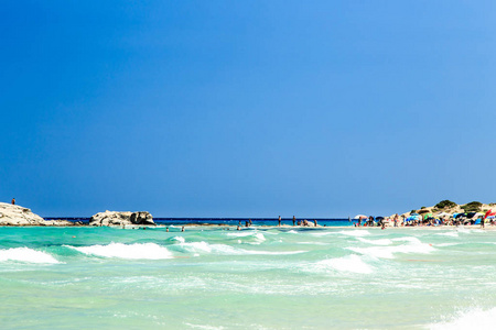在撒丁岛海滩在炎热的夏天一天图片
