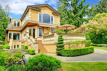 豪华的房子外观照片