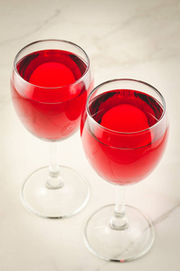 葡萄酒超过白色大理石背景两个红酒以上白色大理石背景。选择性聚焦