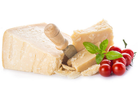 干酪或 parmigiano reggiano 与樱桃西红柿和罗勒叶子隔绝在白色背景上