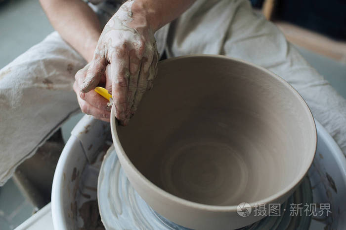 手制陶瓷艺术家的传统工艺：湿手塑陶 手艺精湛