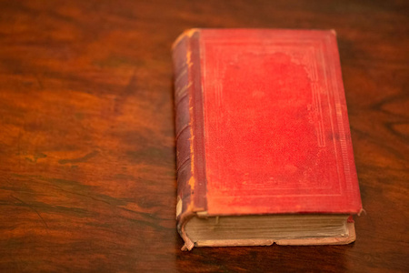 老闭合的红色古董书在木背景
