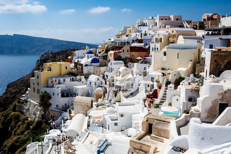 希腊，圣托里尼Oct 3 顶视图到海及村内审办。2014 年 10 月 3 日