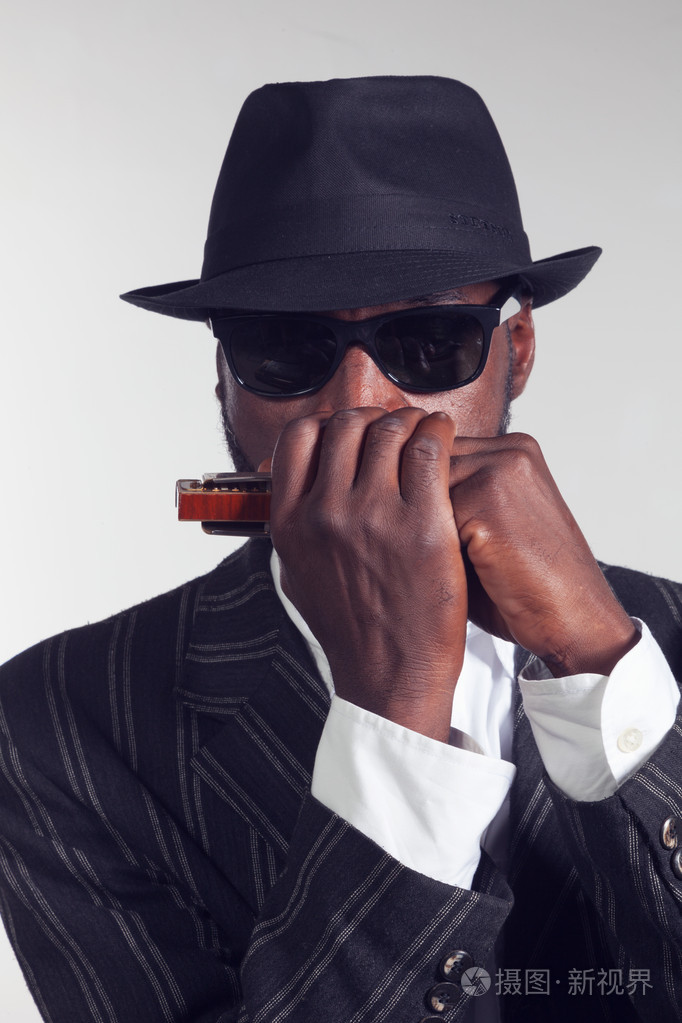 乐师们演奏口琴