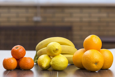 三桩三桩分离柑橘类水果,橘子,橘子和柠檬的视图, 后面是一簇香蕉, 在