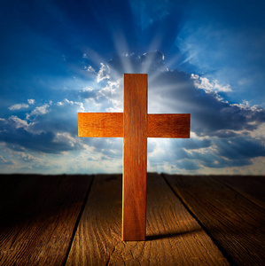 基督教木十字架上蓝天木制背景照片