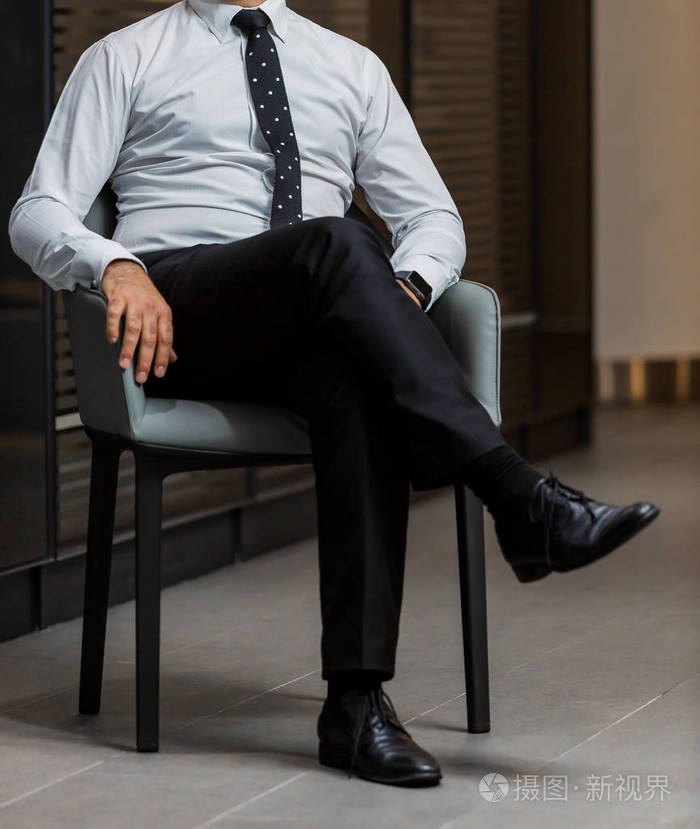 裁剪头男子在一个聪明的礼服衬衫和领带在办公室椅