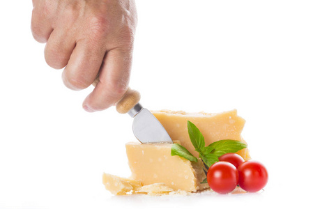 一个人的手得到一块 parmigiano 奶酪孤立的白色背景