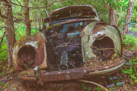复古风格的形象, 一个老生锈和风化的废车在森林
