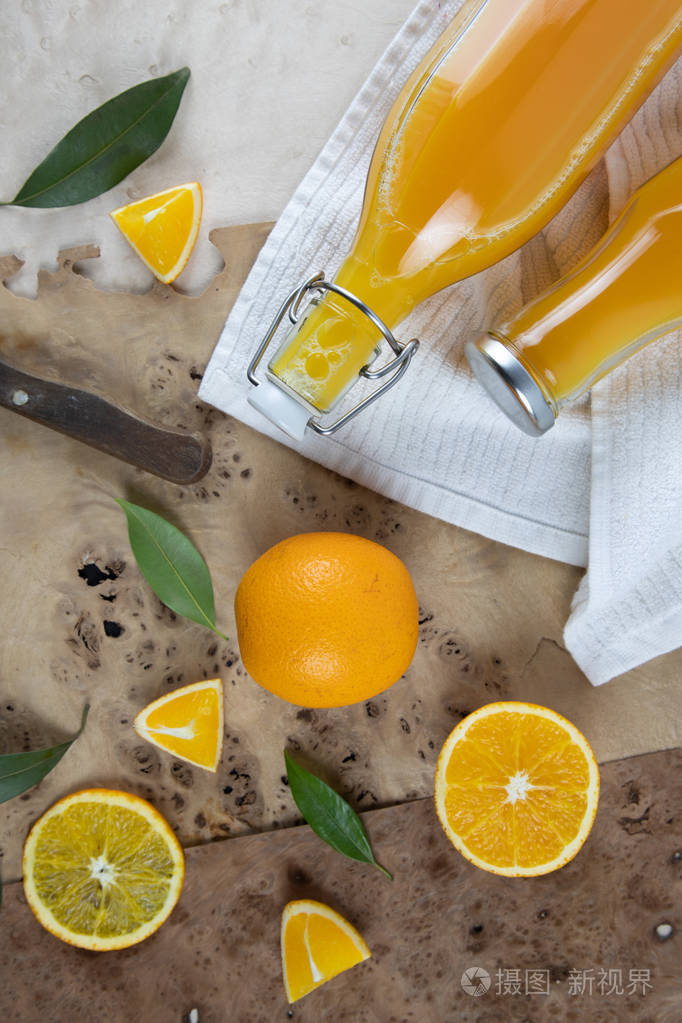 在背景的玻璃瓶橙汁, 橙汁的静止不动的照片