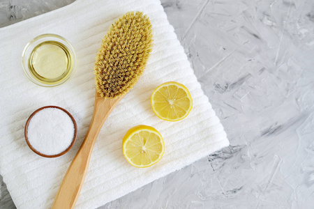 天然成分为自制的身体海盐擦洗柠檬橄榄油白毛巾美容概念护肤有机木身体按摩刷子芳香水疗疗法
