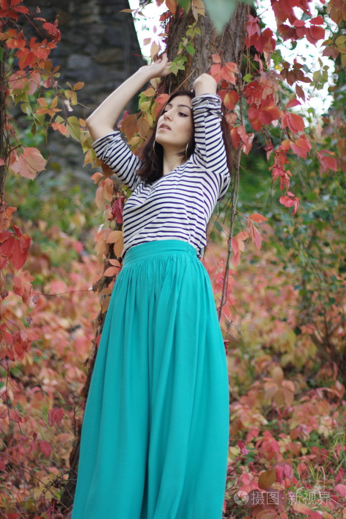 亚美尼亚女孩在公园里