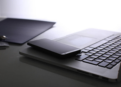 堆栈的文件夹在白色背景上桌上的笔记本电脑照片