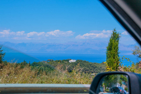 从车窗看山海景观。海景和国家公园景观通过车窗。租车在暑假的概念。欧洲之旅