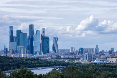 莫斯科的全景, 俄罗斯莫斯科城市的摩天大楼。从麻雀山的观测平台看多云夏日的美景
