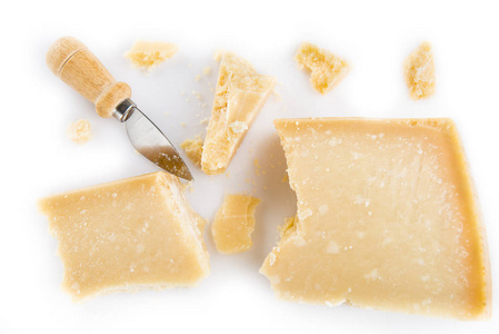 老干酪或 parmigiano reggiano 在白色背景下分离