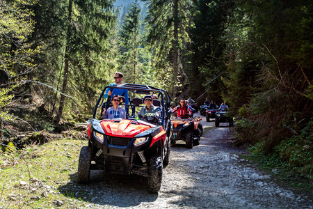 旅游团在山上 Atvs 和 Utvs 旅行