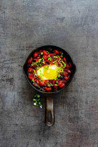 自制的 shakshuka 在铸铁平底锅蛋中番茄酱, 顶视图, 复制空间。干净的饮食和健康的早餐概念。平躺式