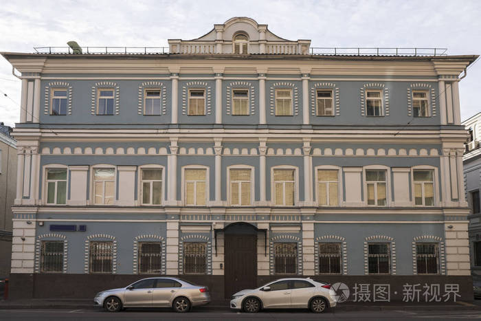 复古建筑古典立面三层楼的豪宅与门和屋顶前视图