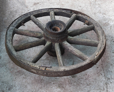 从马拉马车在混凝土背景, 特写, 木轮子的老木轮