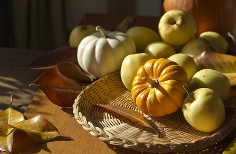 感恩节背景用南瓜和苹果。复古卡