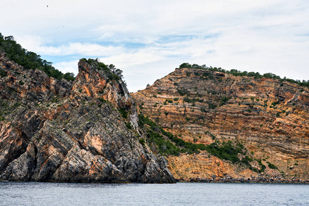 伊维萨岛北部的岩石海岸。西班牙的阿里岛