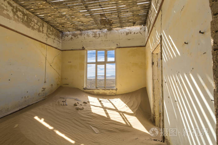 阳光透过窗户上的沙子卡曼斯科纳米比亚