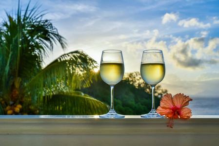 夏日的浪漫时光, 两杯白葡萄酒轻松浪漫的假日概念, 美丽的热带海滩和海岸景色