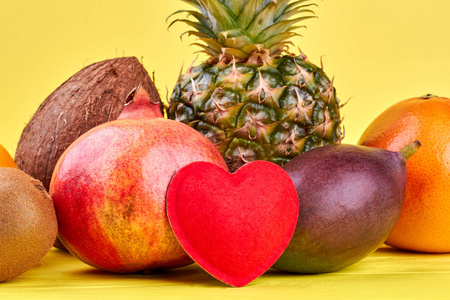 热带水果和红色心脏的种类