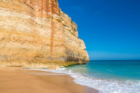 Benagil美丽的海滩和海岸在葡萄牙, 阿尔加维