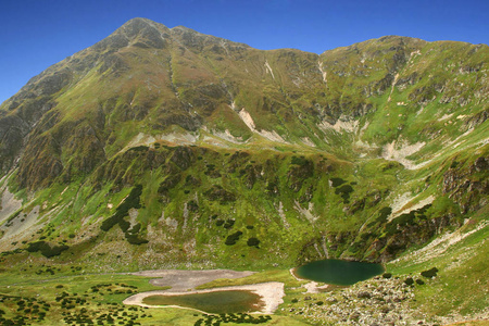 Tatra 山上的青山 Rohace, 山谷中有两个小湖。明亮的蓝天