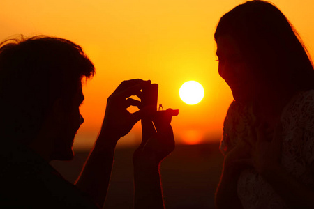 背景下日落与太阳的求婚的背光剪影
