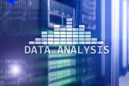 大数据分析文本在服务器室背景。互联网与现代技术理念