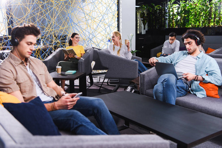 在现代 coworking 办公室工作的多文化商人组照片