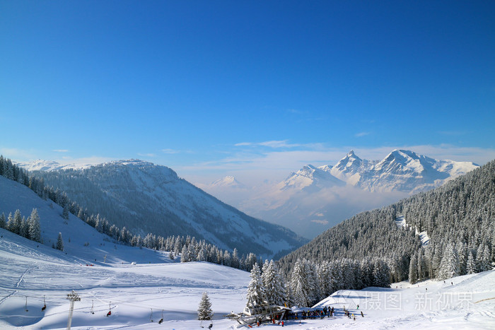 雪覆盖的高山景色画面在晴朗的一天