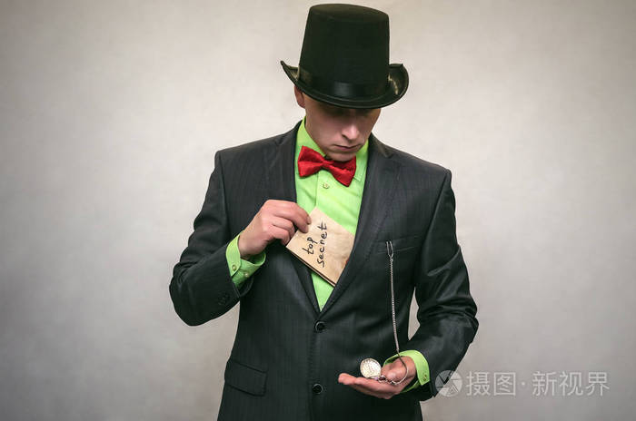 特勤局detecive 特工手中拿着一封有秘密文件的信, 手里看着怀表.