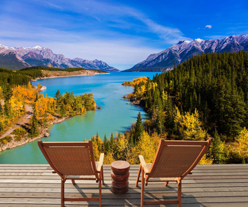 两个舒适的木躺椅一样无济于事由亚伯拉罕湖。温暖的秋天在加拿大的山。生态与主动旅游概念