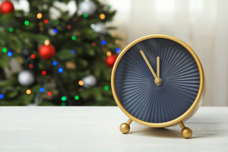 桌子上有个漂亮的钟。圣诞节倒计时