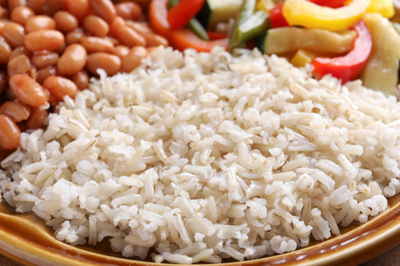 盘上有豆子和蔬菜的糙米, 特写