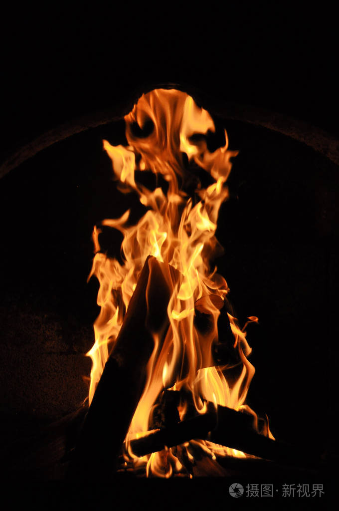 地狱火焰火在黑色背景上的关闭