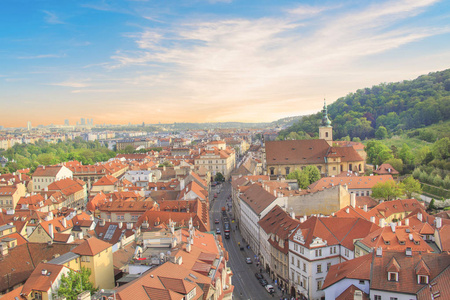 布拉格历史街区的瓷砖屋顶的美丽景色, 捷克共和国