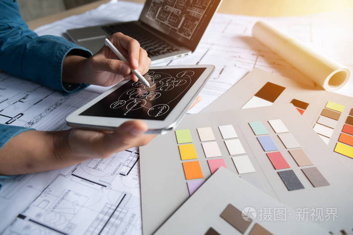 女性设计师使用数字平板电脑工作在她的工作场所