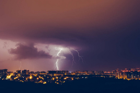 夜城上空雷暴生动的蓝天和闪电