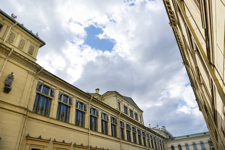 天空的云心在建筑物之上, 圣彼得堡, 冬沟