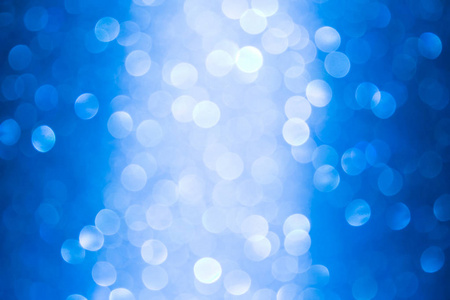 蓝色模糊抽象背景。散景圣诞节模糊美丽闪亮的圣诞灯