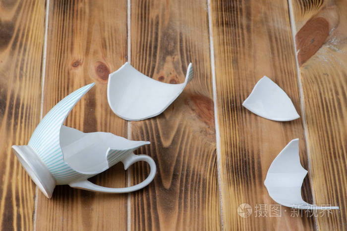 木桌上打碎的老式杯子