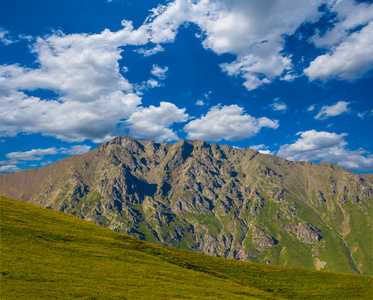 在多云的天空下的山墙, 自然背景