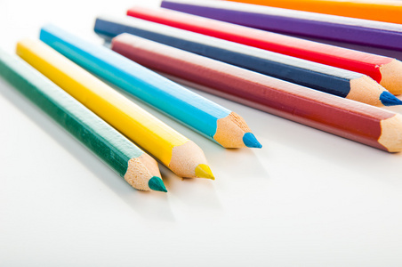 各种各样的木制彩色铅笔，孤立
